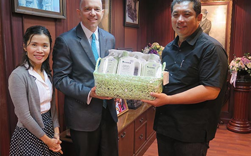 Mr. Peter Wainman and K. Sontaya Kunplome, former Minister of Tourism and Sports