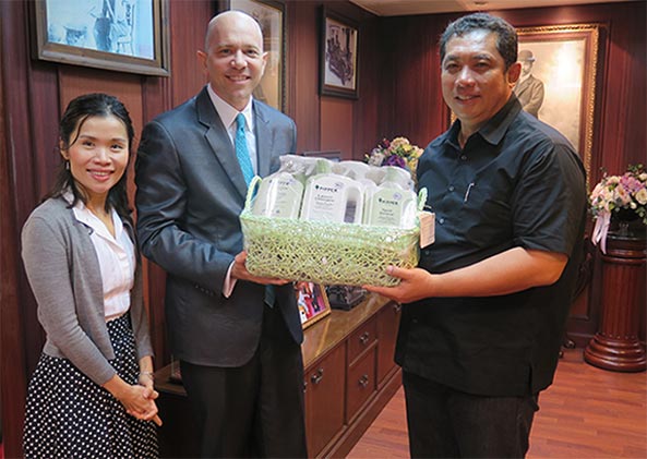 Mr. Peter Wainman and K. Sontaya Kunplome, former Minister of Tourism and Sports